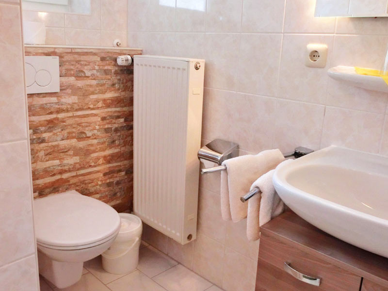 Bad im Hotel Garni Drachenburg Mittenwald