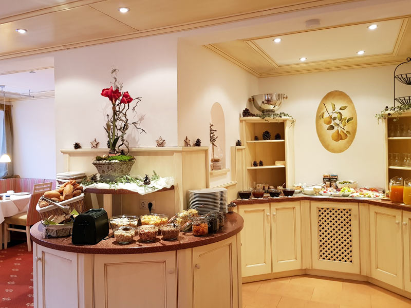 Frühstücksbuffet im Hotel Garni Drachenburg Mittenwald